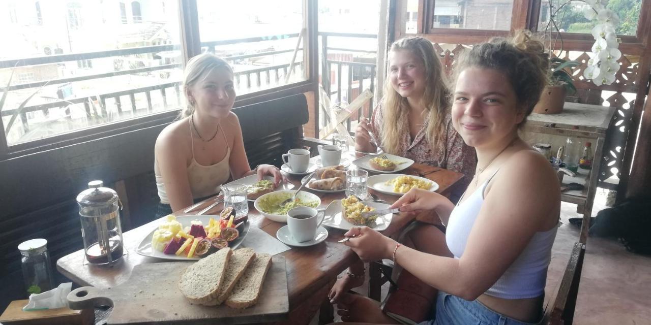 Smiley'S Homestay Berastagi Esterno foto