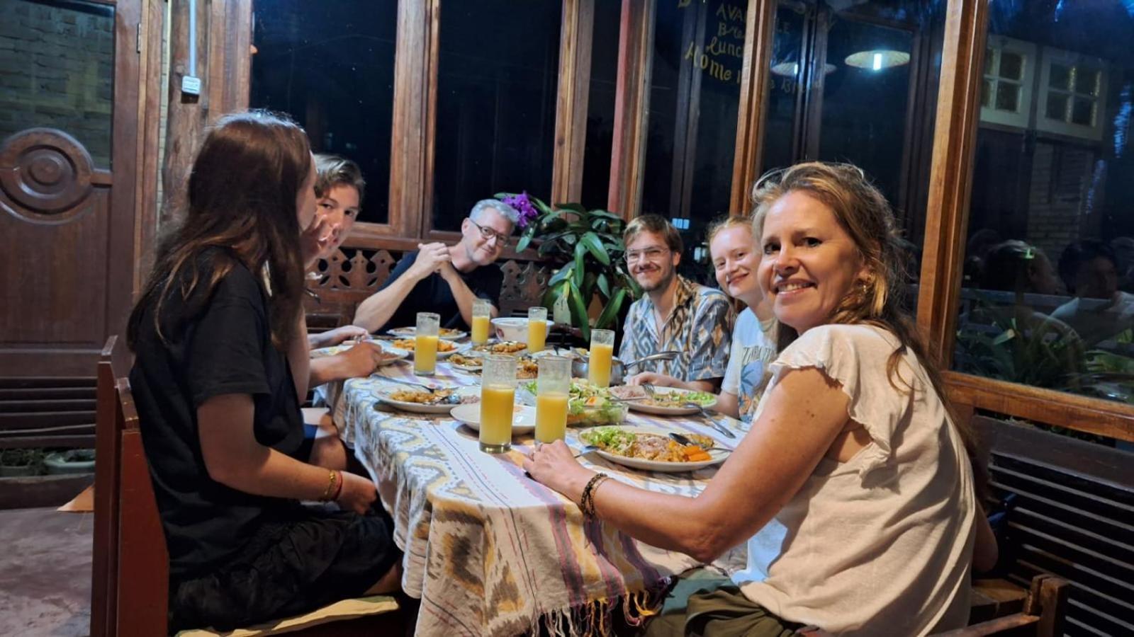 Smiley'S Homestay Berastagi Esterno foto