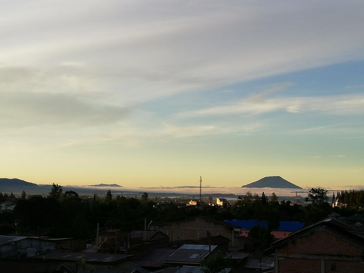 Smiley'S Homestay Berastagi Esterno foto