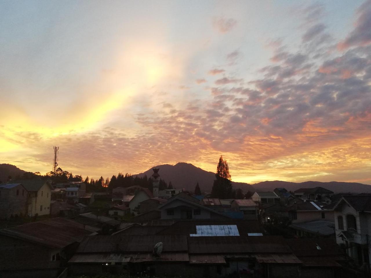 Smiley'S Homestay Berastagi Esterno foto