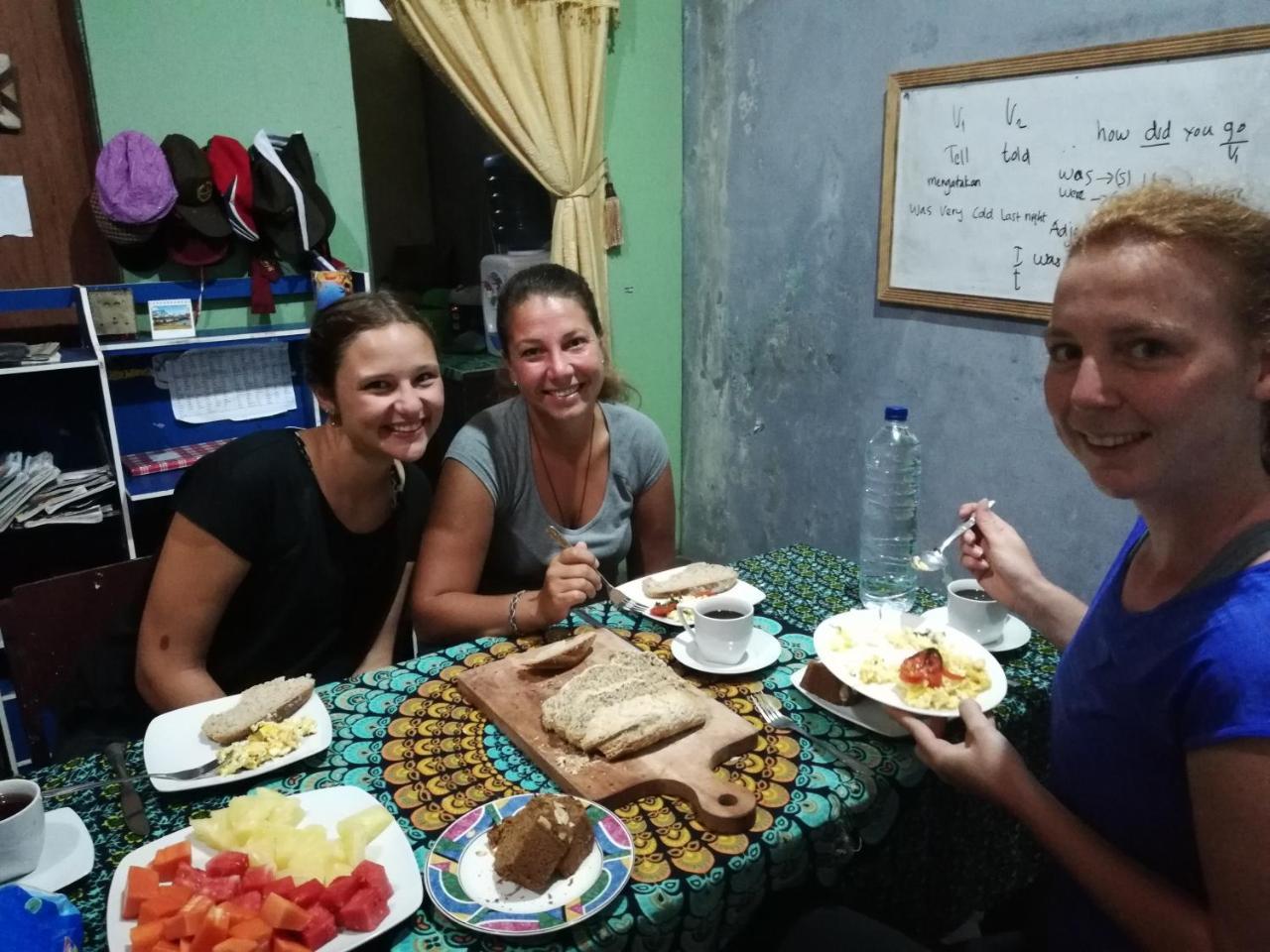 Smiley'S Homestay Berastagi Esterno foto