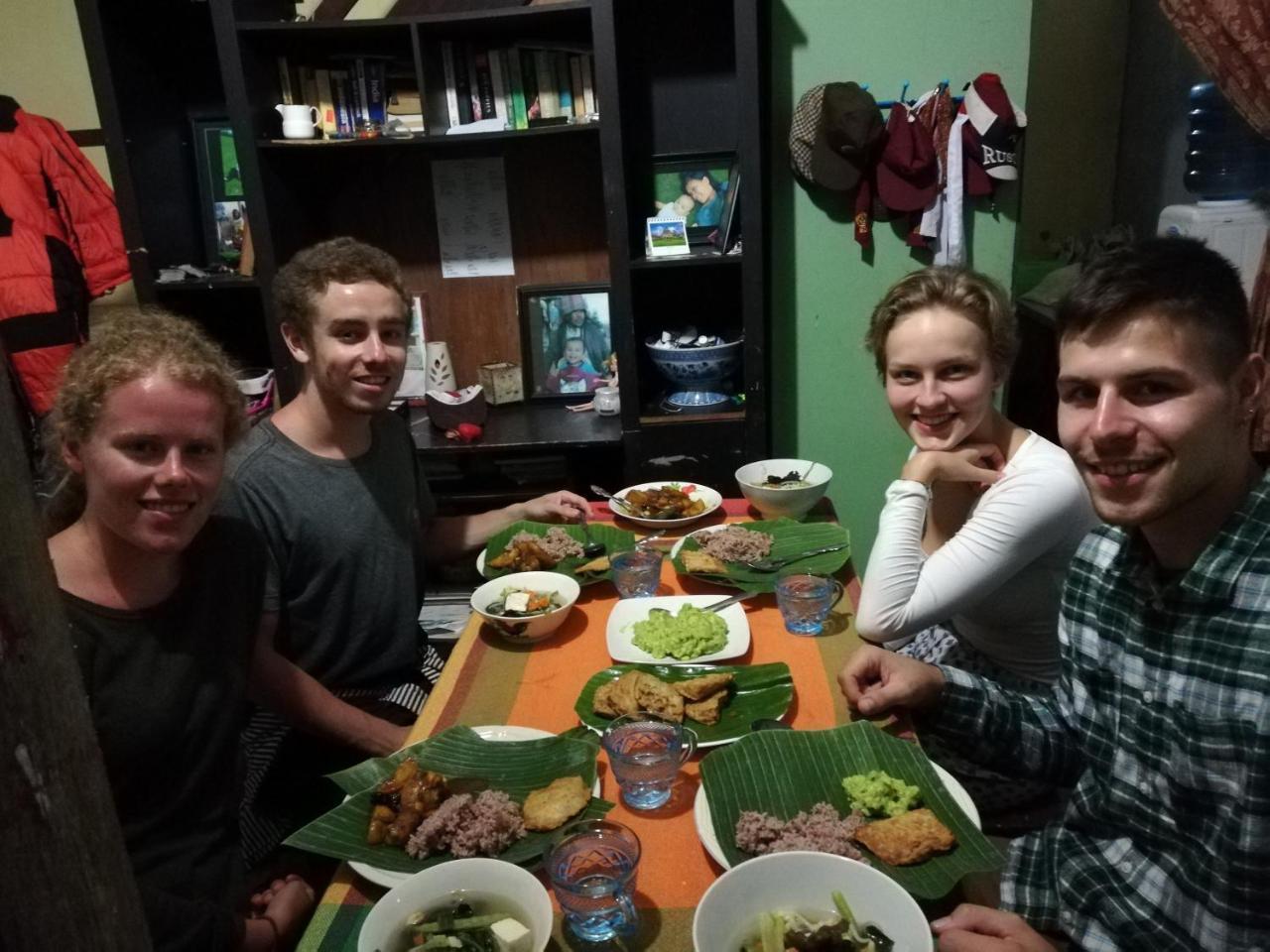 Smiley'S Homestay Berastagi Esterno foto