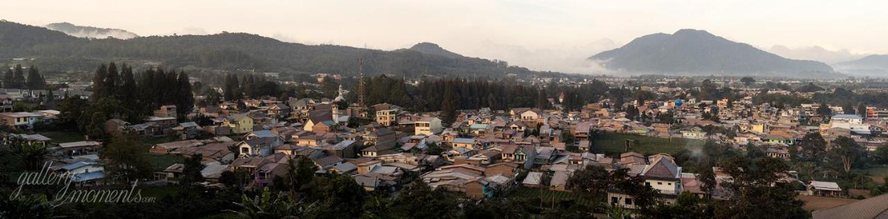Smiley'S Homestay Berastagi Esterno foto
