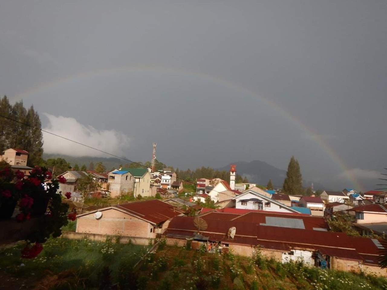 Smiley'S Homestay Berastagi Esterno foto